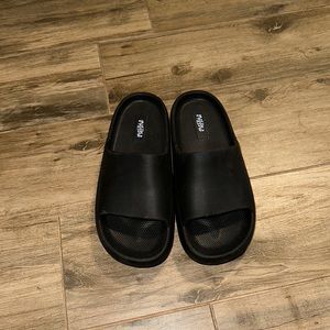 Never worn pillow slides